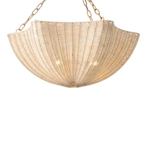 Luxus Elfenbeinfarbener Rattan-Kronleuchter mit Goldkettensuspension – Luxus Hotelmöbel Vorderansicht von Luxury Group International