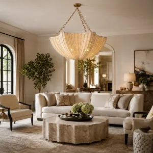 Luxus Elfenbeinfarbener Rattan-Kronleuchter mit Goldkettensuspension – Luxus Hotelmöbel Lifestyle-Ansicht von Luxury Group International