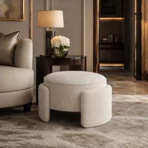 Luxus Elfenbein-Runder Hocker mit Skulpturalem Gepolstertem Gestell – Luxus Hotelmöbel Lifestyle-Ansicht von Luxury Group International