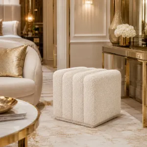 Luxus Elfenbeinfarbener Quadratischer Hocker mit Strukturierter Polsterung – Luxus Hotelmöbel Lifestyle-Ansicht von Luxury Group International