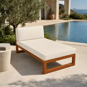Luxuriöser Elfenbein-Sonnenliegestuhl mit zeitgenössischem Holzrahmen Lifestyle-Ansicht von Luxury Group International