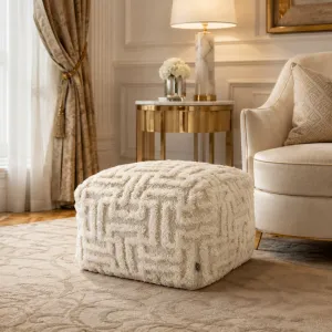 Luxus Elfenbein Strukturierter Hocker mit Abstraktem Erhabenem Muster – Luxus Hotelmöbel Lifestyle-Ansicht von Luxury Group International