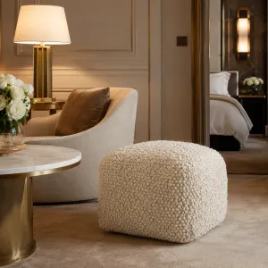 Luxus Elfenbein Strukturierter Hocker mit Kieselstein-Effekt Polsterung – Luxus Hotelmöbel Lifestyle-Ansicht von Luxury Group International