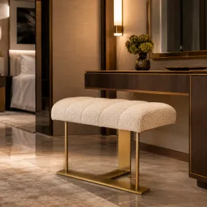 Luxus Elfenbein Polsterhocker mit gerilltem Sitz & Goldgestell – Luxus Hotelmöbel Lifestyle-Ansicht von Luxury Group International