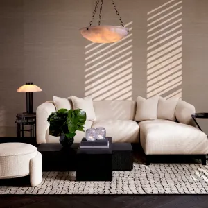 Luxus Elfenbeinweißes Ecksofa in L-Form für moderne Designer-Wohnzimmer Lifestyle-Ansicht von Luxury Group International