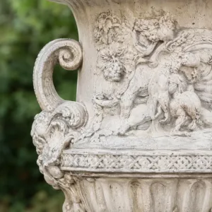 Maceta de Jardín Grande de Lujo en Forma de Urna con Relieve de Querubines y Asas en Espiral Esculpidas - Macetas de Lujo Vista detalle por Luxury Group International