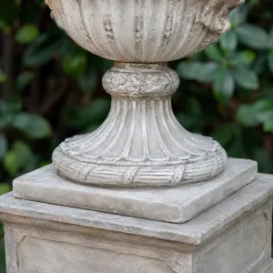 Maceta de Jardín Grande de Lujo en Forma de Urna con Relieve de Querubines y Asas en Espiral Esculpidas - Macetas de Lujo Vista detalle por Luxury Group International