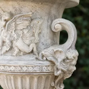 Maceta de Jardín Grande de Lujo en Forma de Urna con Relieve de Querubines y Asas en Espiral Esculpidas - Macetas de Lujo Vista detalle por Luxury Group International