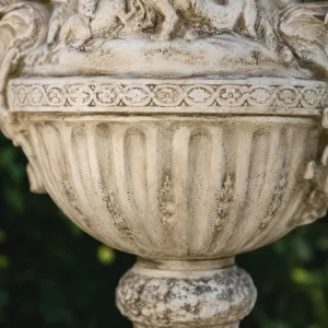 Maceta de Jardín Grande de Lujo en Forma de Urna con Relieve de Querubines y Asas en Espiral Esculpidas - Macetas de Lujo Vista detalle por Luxury Group International