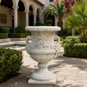 Maceta de Jardín Grande de Lujo en Forma de Urna con Relieve de Querubines y Asas en Espiral Esculpidas - Macetas de Lujo Vista lifestyle por Luxury Group International