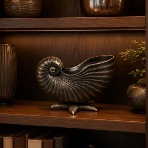 Centro de Mesa Grande de Concha Nautilus de Bronce de Lujo con Base de Estrella de Mar Vista lifestyle por Luxury Group International