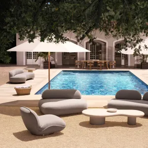 Luxuriöser hellgrauer Outdoor-Liegestuhl mit schwarzem Gestell – 85,5 cm – Luxuriöse Hotelmöbel Vorderansicht von Luxury Group International
