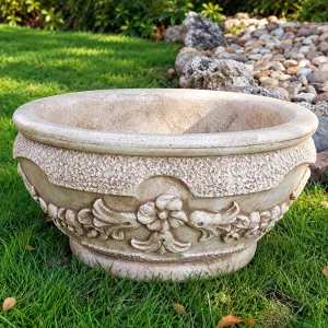 Macetero de Jardín Bajo de Lujo con Relieve Floral Esculpido - Maceteros de Lujo Vista frontal por Luxury Group International