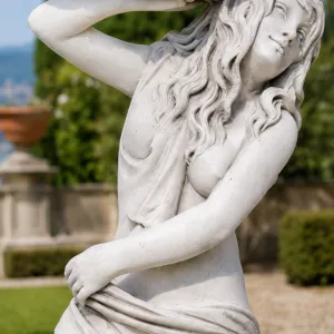 Sculpture de Jardin de Jeune Fille de Luxe avec Bassin en Coquillage et Drapé Flottant - Sculpture Classique de Luxe Vue détaillée par Luxury Group International