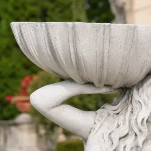 Sculpture de Jardin de Jeune Fille de Luxe avec Bassin en Coquillage et Drapé Flottant - Sculpture Classique de Luxe Vue de face par Luxury Group International