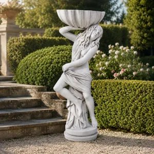 Sculpture de Jardin de Jeune Fille de Luxe avec Bassin en Coquillage et Drapé Flottant - Sculpture Classique de Luxe Vue lifestyle par Luxury Group International