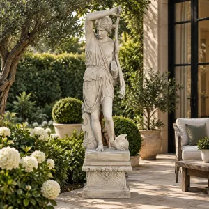 Sculpture de Jardin Archer en Marbre de Luxe avec Arc Relevé - Sculpture Classique de Luxe Vue lifestyle par Luxury Group International