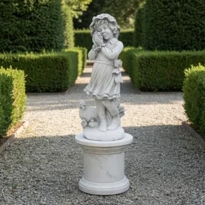 Scultura da Giardino di Lusso in Marmo con Bambino e Dettaglio Decorativo di Uccello - Scultura Classica di Lusso Vista lifestyle di Luxury Group International