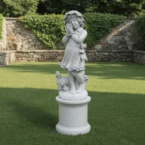 Scultura da Giardino di Lusso in Marmo con Bambino e Dettaglio Decorativo di Uccello - Scultura Classica di Lusso Vista lifestyle di Luxury Group International