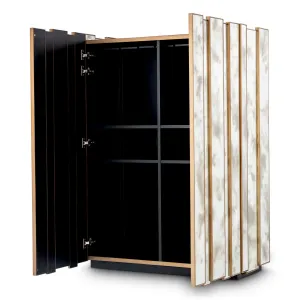 Luxus-Bar-Schrank mit Marmoroptik und goldenem Metallrahmen – Luxus-Hotelmöbel Innenansicht von Luxury Group International
