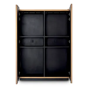 Luxus-Bar-Schrank mit Marmoroptik und goldenem Metallrahmen – Luxus-Hotelmöbel Innenansicht von Luxury Group International