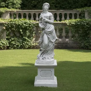 Scultura da Giardino in Marmo di Lusso con Figura Drappeggiata e Accento Floreale - Scultura Classica di Lusso Vista lifestyle di Luxury Group International