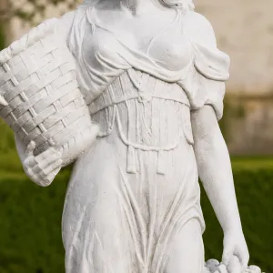 Scultura da Giardino di Lusso in Marmo con Figura Femminile e Cesto Ornamentale - Scultura Classica di Lusso Vista dettaglio di Luxury Group International