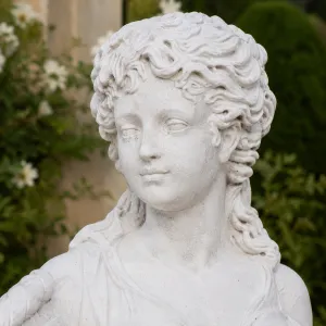 Scultura da Giardino di Lusso in Marmo con Figura Femminile e Cesto Ornamentale - Scultura Classica di Lusso Vista dettaglio di Luxury Group International