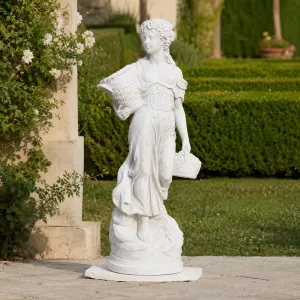 Scultura da Giardino di Lusso in Marmo con Figura Femminile e Cesto Ornamentale - Scultura Classica di Lusso Vista lifestyle di Luxury Group International