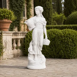 Scultura da Giardino di Lusso in Marmo con Figura Femminile e Cesto Ornamentale - Scultura Classica di Lusso Vista lifestyle di Luxury Group International