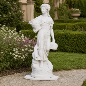 Scultura da Giardino di Lusso in Marmo con Figura Femminile e Cesto Ornamentale - Scultura Classica di Lusso Vista lifestyle di Luxury Group International