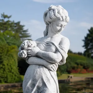 Scultura da Giardino di Lusso in Marmo con Signora e Bouquet Floreale - Scultura Classica di Lusso Vista dettaglio di Luxury Group International