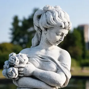 Scultura da Giardino di Lusso in Marmo con Signora e Bouquet Floreale - Scultura Classica di Lusso Vista dettaglio di Luxury Group International
