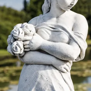 Scultura da Giardino di Lusso in Marmo con Signora e Bouquet Floreale - Scultura Classica di Lusso Vista dettaglio di Luxury Group International