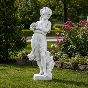 Scultura da Giardino di Lusso in Marmo con Signora e Bouquet Floreale - Scultura Classica di Lusso Vista lifestyle di Luxury Group International