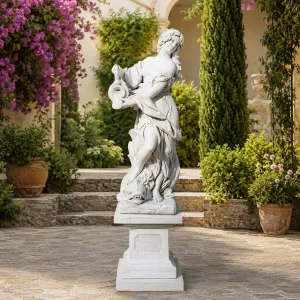 Statua da Giardino di Lusso in Marmo con Figura Femminile e Velo Fluttuante che Tiene un Vaso d'Acqua - Scultura Classica di Lusso Vista lifestyle di Luxury Group International
