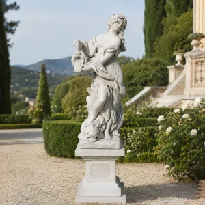 Statua da Giardino di Lusso in Marmo con Figura Femminile e Velo Fluttuante che Tiene un Vaso d'Acqua - Scultura Classica di Lusso Vista lifestyle di Luxury Group International
