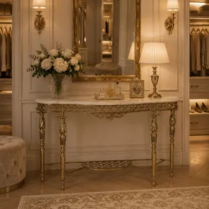 Luxus Konsolentisch mit Marmorplatte, offenem Gitter-Barockrahmen & skulpturalen Figurenstützen Lifestyle-Ansicht von Luxury Group International