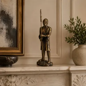 Escultura de Bronce de Guardia Medieval Blindado de Lujo con Lanza Vista lifestyle por Luxury Group International