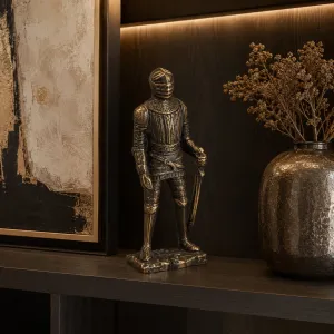 Escultura de Bronce de Caballero Medieval Blindado de Lujo con Espada Vista lifestyle por Luxury Group International