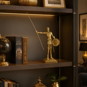 Luxus Mittelalterliche Ritter Bronze Skulptur mit Lanze und Schild Lifestyle-Ansicht von Luxury Group International