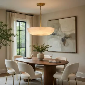 Lampada a Sospensione Moderna di Lusso in Bianco Caldo con Paralume a Disco in Vetro Satinato Vista lifestyle di Luxury Group International