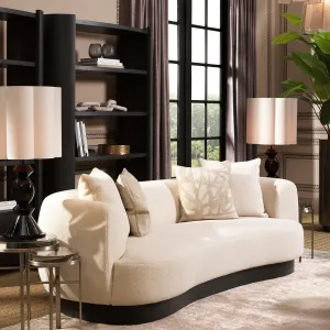Luxus Modernes Sofa in Hellbeigem Strukturstoff mit Breiten Abgerundeten Armlehnen Lifestyle-Ansicht von Luxury Group International