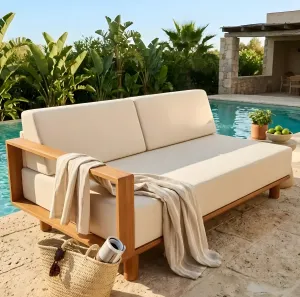 Luxus Modernes Zweisitzer-Sofa mit Holzrahmen und Elfenbeinpolsterung Lifestyle-Ansicht von Luxury Group International