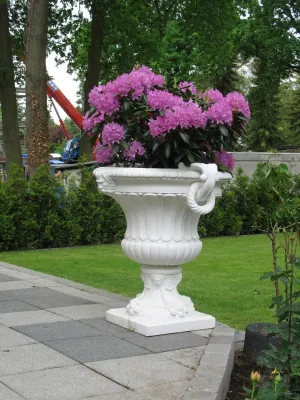 Jardinera Monumental de Lujo en Forma de Urna con Máscaras de Cabeza de León y Asas en Espiral - Maceteros de Lujo Vista frontal por Luxury Group International