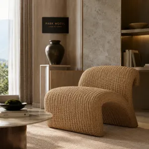 Luxus Natürlicher Outdoor-Sessel aus Kunst-Rattan mit Aluminiumrahmen – 68 cm - Luxus Hotelmöbel Lifestyle-Ansicht von Luxury Group International