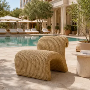 Luxus Natürlicher Outdoor-Sessel aus Kunst-Rattan mit Aluminiumrahmen – 68 cm - Luxus Hotelmöbel Lifestyle-Ansicht von Luxury Group International