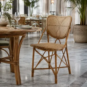 Luxus Esszimmerstuhl aus natürlichem Rattan mit geflochtenem Rückenlehne – Luxus Hotelmöbel Lifestyle-Ansicht von Luxury Group International