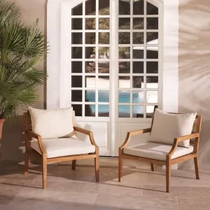 Luxuriöser Outdoor-Sessel aus natürlichem Teakholz mit cremefarbenen Kissen – 69 cm – Luxus-Hotelmöbel Lifestyle-Ansicht von Luxury Group International