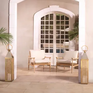 Luxuriöser Outdoor-Sessel aus natürlichem Teakholz mit cremefarbenen Kissen – 77 cm – Luxus-Hotelmöbel Lifestyle-Ansicht von Luxury Group International